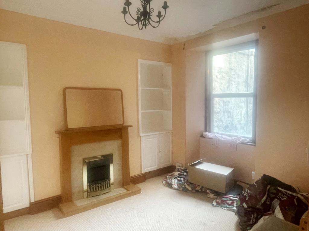 Lot: 38 - FREEHOLD PROPERTY WITH ADDITIONAL LAND - Dining room
